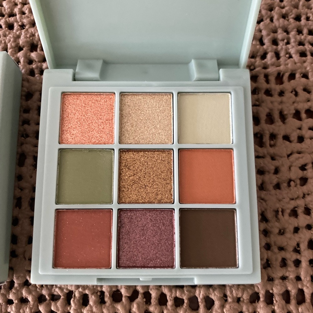 GLOWCORE MYSTIC EARTH EYESHADOW PALETTE VELVETY MATTES & GLEAMING SHIMMERS